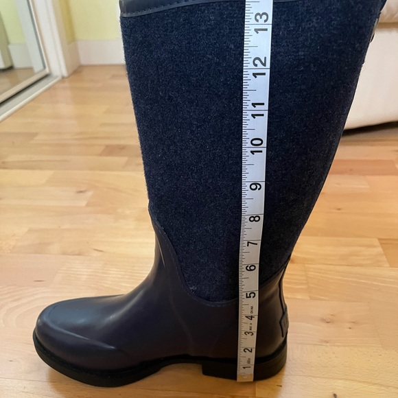 Size 8 (runs a little narrow). Great shape, classy look!! - Picture 5 of 5